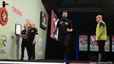 ロス・スミス 107.92の平均でマイケル・ヴァン・ガーウェンに勝利　180の歴代記録を樹立【2022 CAZOO GRAND SLAM OF DARTS】