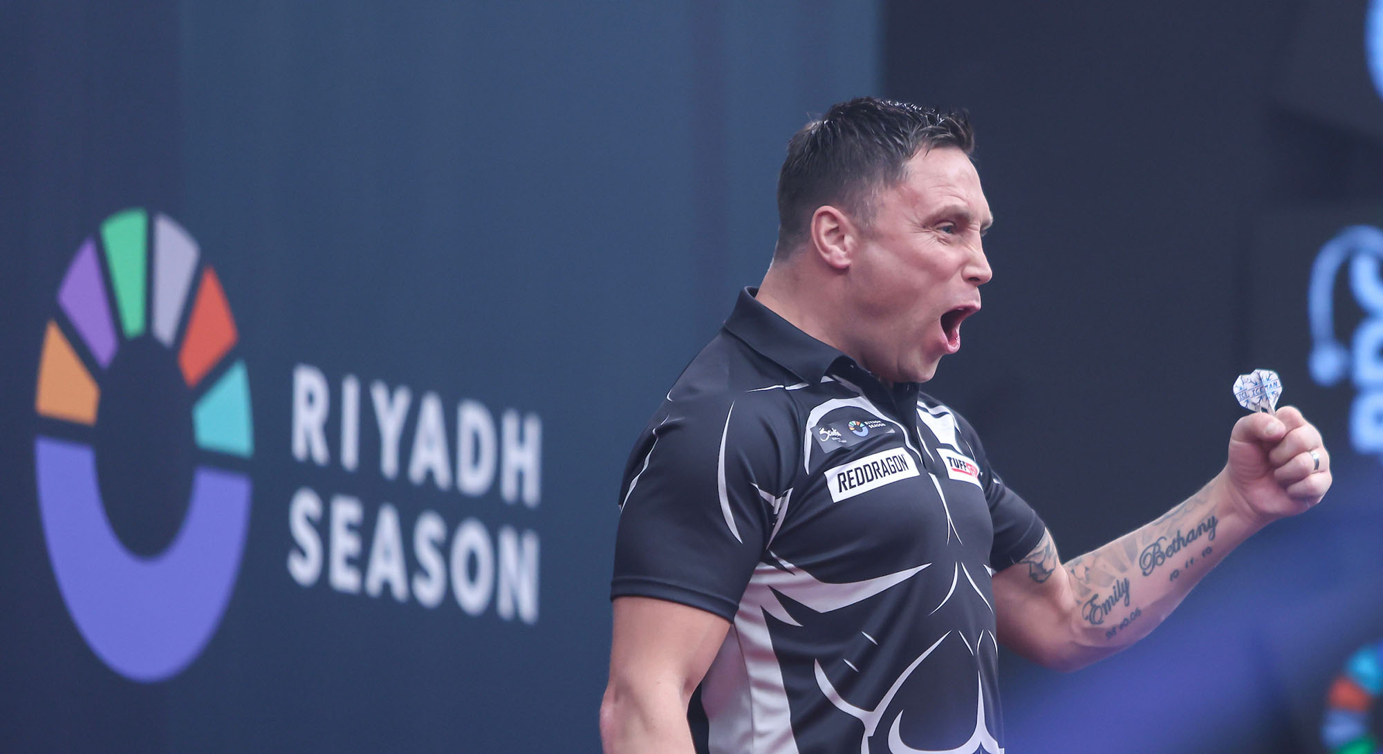 プライスが劇的170フィニッシュ披露、梁文樂が歴史的勝利 サウジアラビア・ダーツマスターズ初日